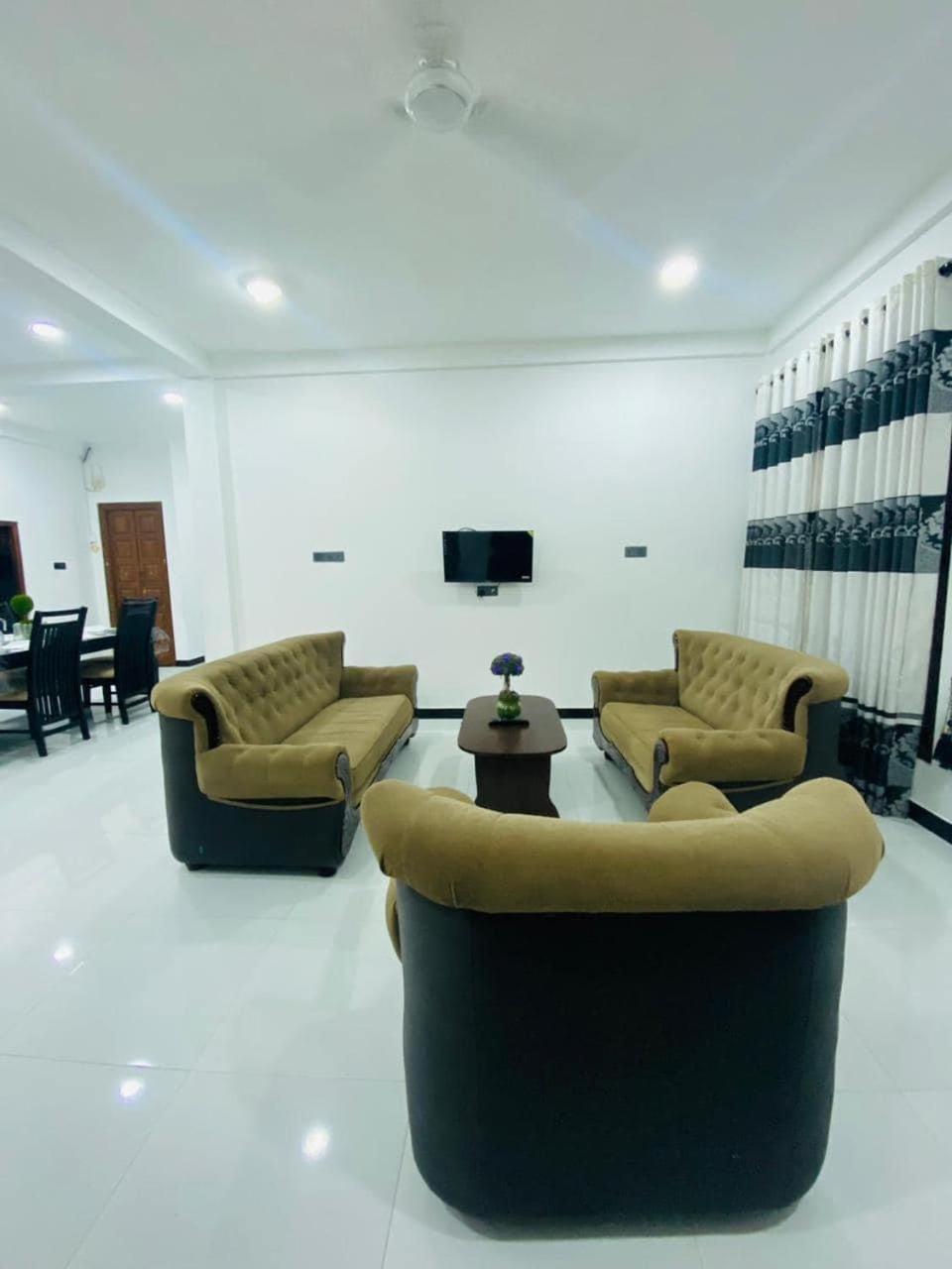 Lalitha Holiday Inn Джафна Екстериор снимка